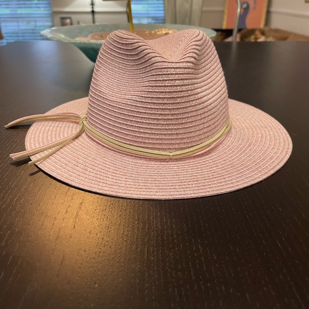 Barra CUDA adjustable light pink w/light green tassel Gives casual a classy look